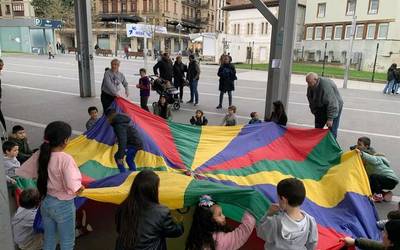 Jolas kooperatiboak landu ditugu Biteri plazan