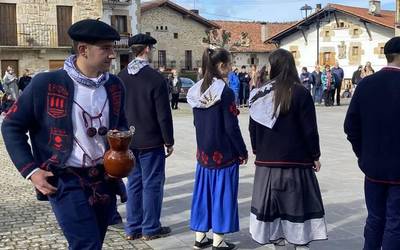 Kintoen zortzikoak Urdiaingo plazan
