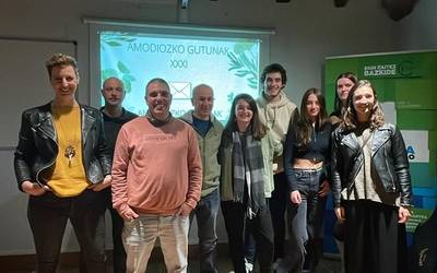 Aurtengo gutunak maitasunari goxotasunez eta gordinkeriaz idatzita, askotariko erpinetatik