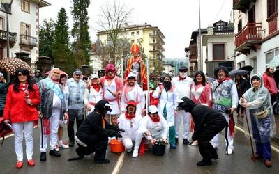 Elizondoko inauterizaleek karrikak mozorroz bete zituzten larunbatean