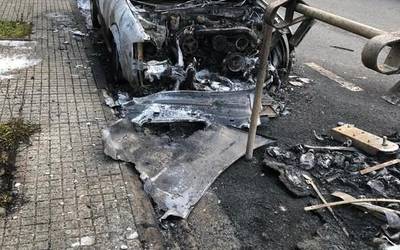 Bi edukiontzi eta auto bat erre dituzte Markole auzoan