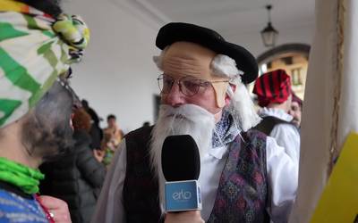 Eguraldiak zipriztindu du Astelehen Karnabaleko mozorro desfilea