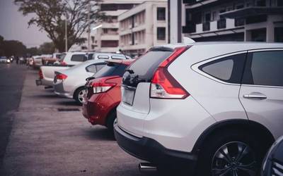 SUVak jomugan Parisen: auto handiegiak mundu ttipi baterako