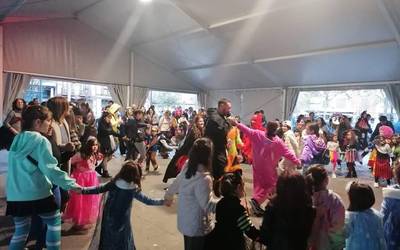 Familia giroa nagusi Urduñako aratusteetako azken egunean