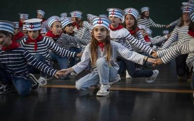 Amurrioko frontoia itsaso bilakatu dute Aresketa Ikastolako ikasleek