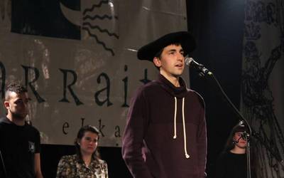 Hamabi bertsolari gaztek parte hartuko dute XII. Erniarraitz Sariketan