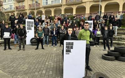Bailarako garraio publikoaren egoera salatzeko prentsaurrekoa egin du Debagoieneko Ernaik