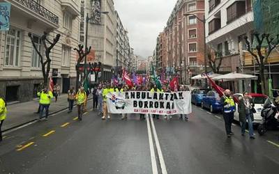 Greba mugagabea abiatu dute anbulantzietako langileek