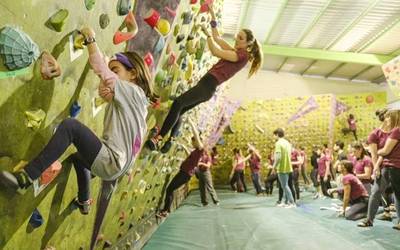 Prestatu magnesioa eta katu oinak, badator Climbing Girl Party