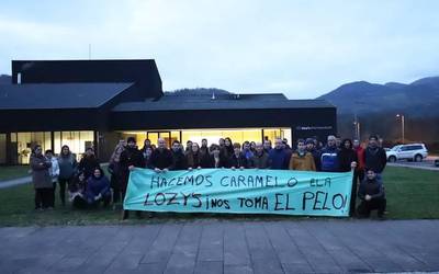 Goiz-goizetik bildu dira Lozy'seko langileak enpresaren atarian