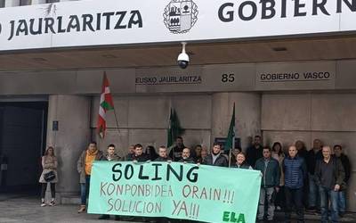 Murueta ontziolarentzako lan egiten duen Soling enpresako beharginek elkarretaratzea egin dute Bilbon