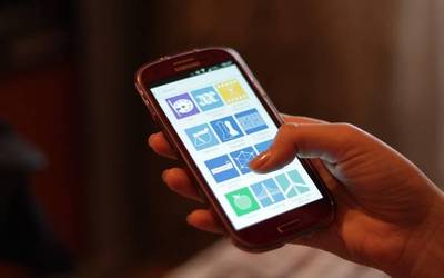 Altxa Burua Okondo taldea sortu dute hainbat gurasok, smartphonearen erabileraren adina atzeratzeko
