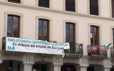 Meaza Construcciones y Excavaciones enpresako egungo jabea salatu du ELAk, langileei ez ordaintzeagatik