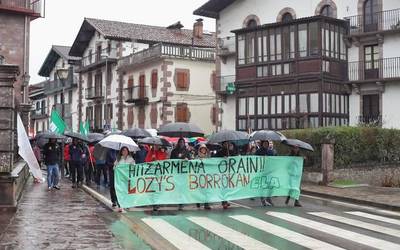 250 lagun inguru bildu dira Elizondon Lozy'seko lan hitzarmena eskatzeko
