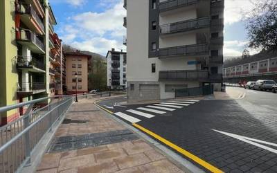 Azken ukituen faltan, prest da Errekalde auzoa