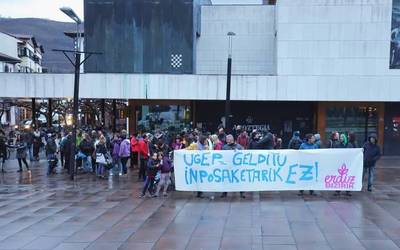 Jendetza bildu da Elizondoko plazan Erdizko UGEPa salatzeko