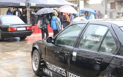Autoak erdigunean, eta jendearen babesa inguruan