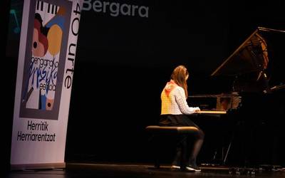 Pianoarekin duten trebezia erakutsi dute bailarako gazteek