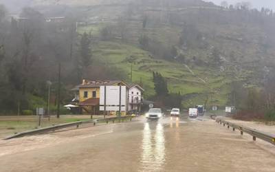 Ibaiak gainezka, eta euriak etenik ez