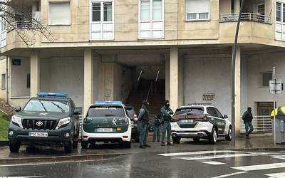 Arrasateko Erguin kaleko 2 zenbakidun atarian dago Guardia Zibila eta atxilotuta eroan dute pertsona bat