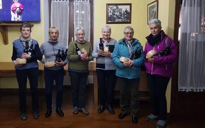 Arkupeak elkarteko etxalartarren arteko mus eta partxis saioak egin dituzte