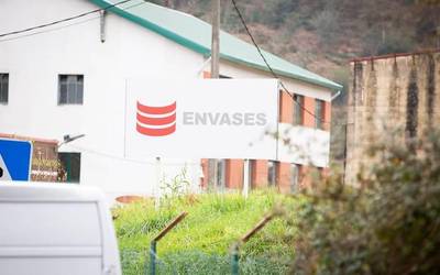 Aiaraldeko 20 langile kale gorrian gera daitezke Ugaoko Envases Universales enpresak 50 kaleratze iragarri ondoren