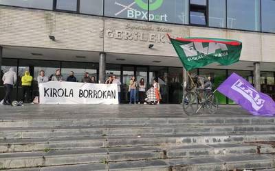 Uribe Kostako kiroldegietako azpikontratatutako beharginak greban daude gaurtik aurrera