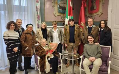 Mendeurrenera iritsi da Gloria Alberdi, eta azkoitiarrak udalaren oroigarria jaso du