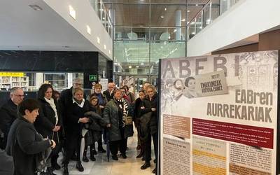 'Emakumeak Aberria Eginez' erakusketa ibiltaria Zelaieta Zentrora ailegatu da