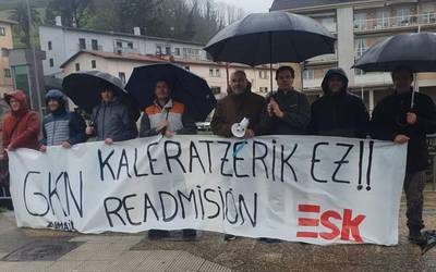 Kaleratutako langilea berriz hartzeko eskatu dute GKN enpresako zenbait langilek