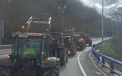 Errepidera atera dira gaur ere eskualdeko abeltzain eta nekazariak
