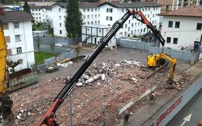 Arrasate Herri Eskolako eraikina egiteko orubea hustu dute