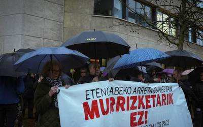 Osasun publikoaren aldeko aldarriek jarraitu zuten atzo euri azpian