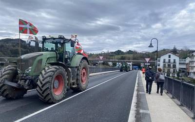 Donostiako bidean da Ubegun industriagunean bildu den traktore ilara