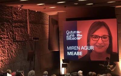 Miren Agur Meaberen “Fabula, antifabulak” ikuskizuna GUTUN ZURIA BILBAO Letren Nazioarteko jaialdiaren eskutik