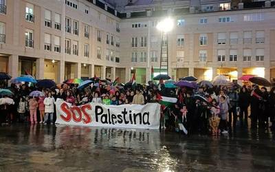 Lakua auzoko ikastetxeetako familiak Palestinarekin