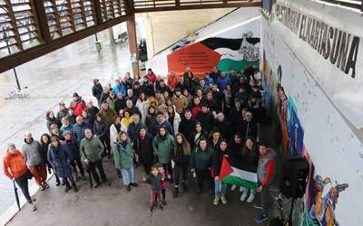 Palestinaren aldeko elkartasun ekimena egin dute eguerdian