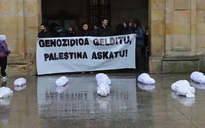 Palestinaren aldeko elkarretaratzea egin dute Oñatin