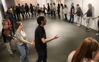 ‘Korrotik pikutara’ hitzaldi-dantzatua 17an, zuzeneko musikarekin