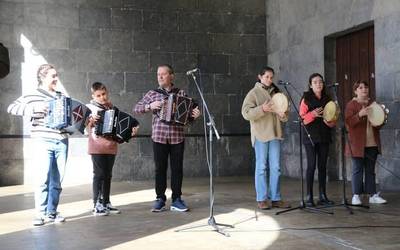 Euskal dantzek eta musika tresnek girotu dute eguerdian Kontzejupea