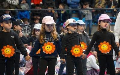 Kiroldegia txiki geratu da Danbolin musika eskolako dantza emanaldian