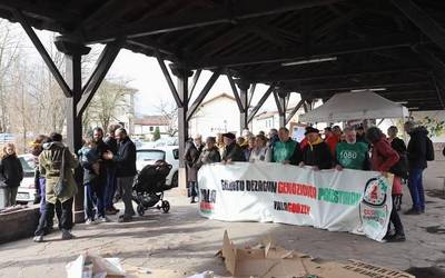 Palestinarrei elkartasuna adierazteko elkarretaratzea eta diru bilketa egin dute Elizondon