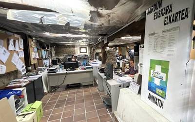 Jardun elkartearen bulego aldaketa: liburutegiko sototik, Oxirondo azokara