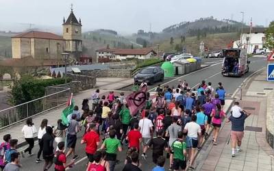 [BIDEOA]: Mallabitarrak 'Harro Herri' ibili dira Korrikan