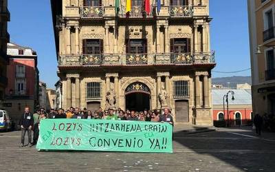 Lozy's Pharmaceuticals enpresako langileak Iruñean bildu dira gaur goizean