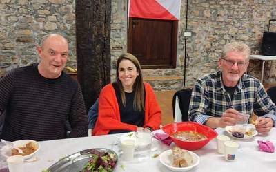 Aretako Kultur Etxea bertsoek eta ikusleek bete zuten ostiralean