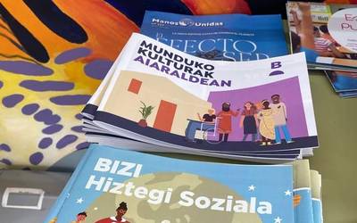 “'Munduko kulturak Aiaraldean' liburuxkaren 400 ale banatu ditugu”