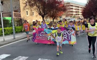 23. Korrikaren atariko Korrika Txikia egin dute Azkoitian