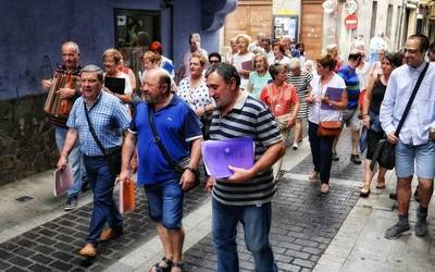 Korrikaren ostean, bertso poteoa eta kantu-jira