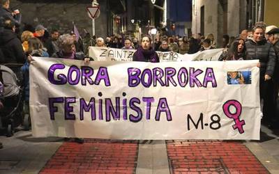 Zaintza eskubide kolektiboa aldarrikatu zuten atzo batik bat